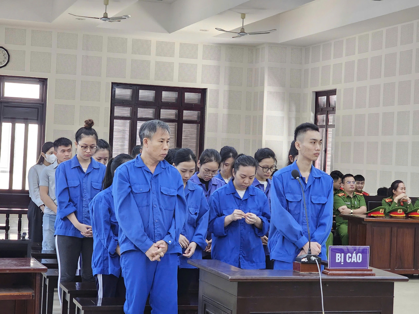 Các bị cáo tại phiên tòa.