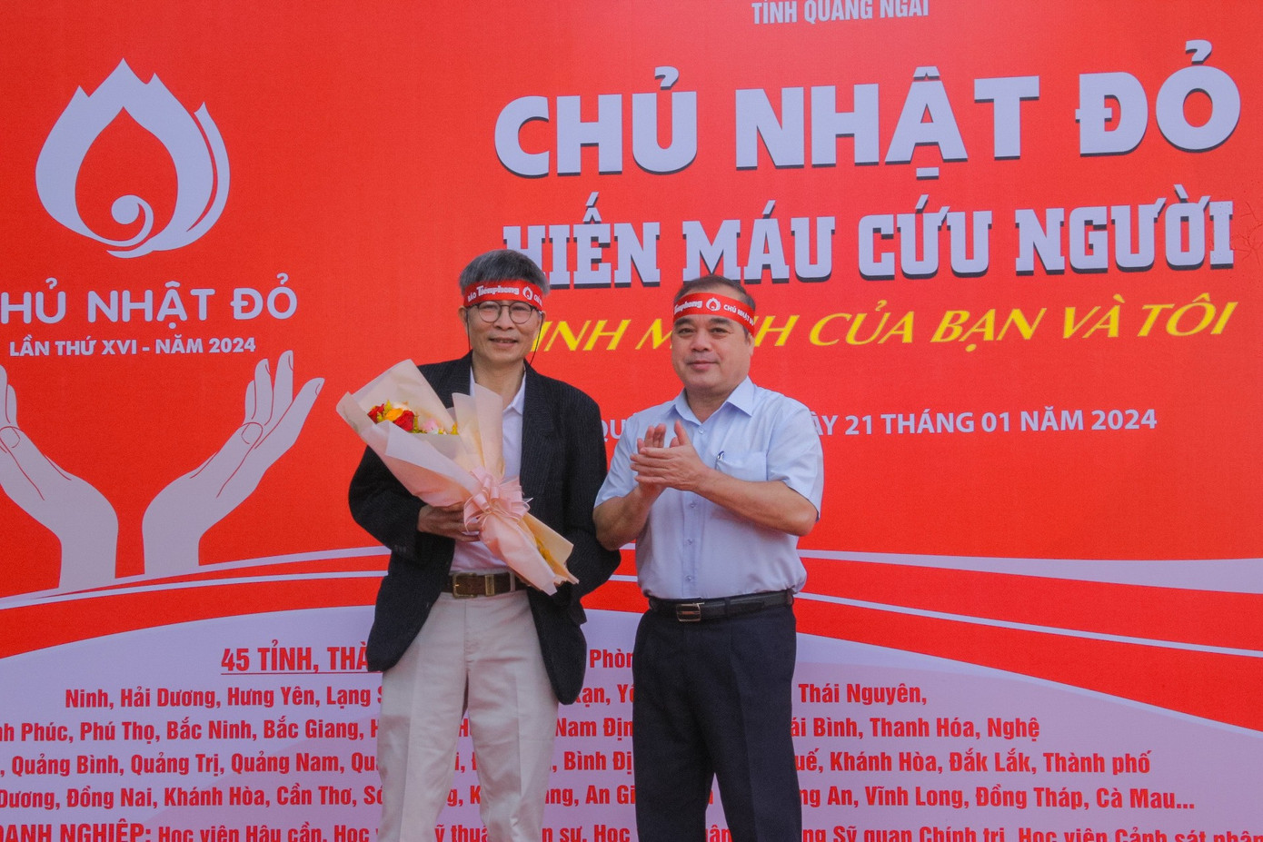 Lãnh đạo UBND tỉnh Quảng Ngãi tặng hoa cho đại diện báo Tiền Phong.