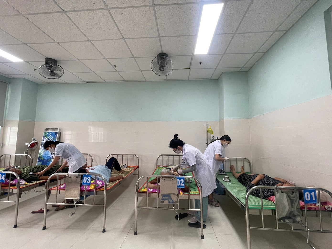 Người dân điều trị bệnh tại Trung tâm Y tế quân dân y Lý Sơn.