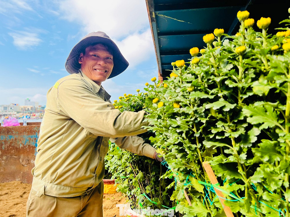 Ông Nguyễn Tấn Vũ - công nhân bốc vác tại cảng cho hay, những ngày này, thời tiết nắng ấm, tàu thuyền hoạt động trở lại, nên các tàu vận tải hàng hóa và hành khách đều tranh thủ chở khách, chuyển hàng hóa và hoa ra đảo vì dự báo trong vài ngày tới khả năng thời tiết xấu trở lại, biển động không thể ra vào đảo được.