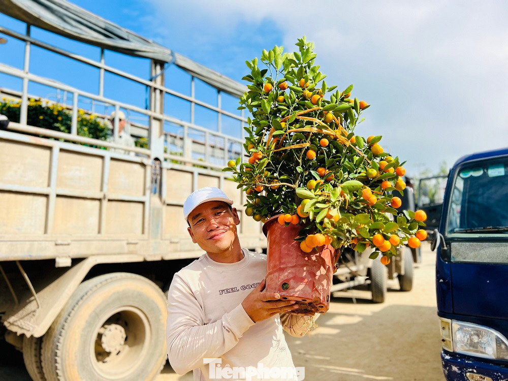 So với mọi năm, lượng hành khách ra đảo giảm đáng kể. Một phần là do biển động liên tục, bên cạnh đó nhu cầu đi lại của người dân giảm đi rất nhiều, trung bình mỗi ngày chỉ có trên dưới 500 khách đi ra đảo.