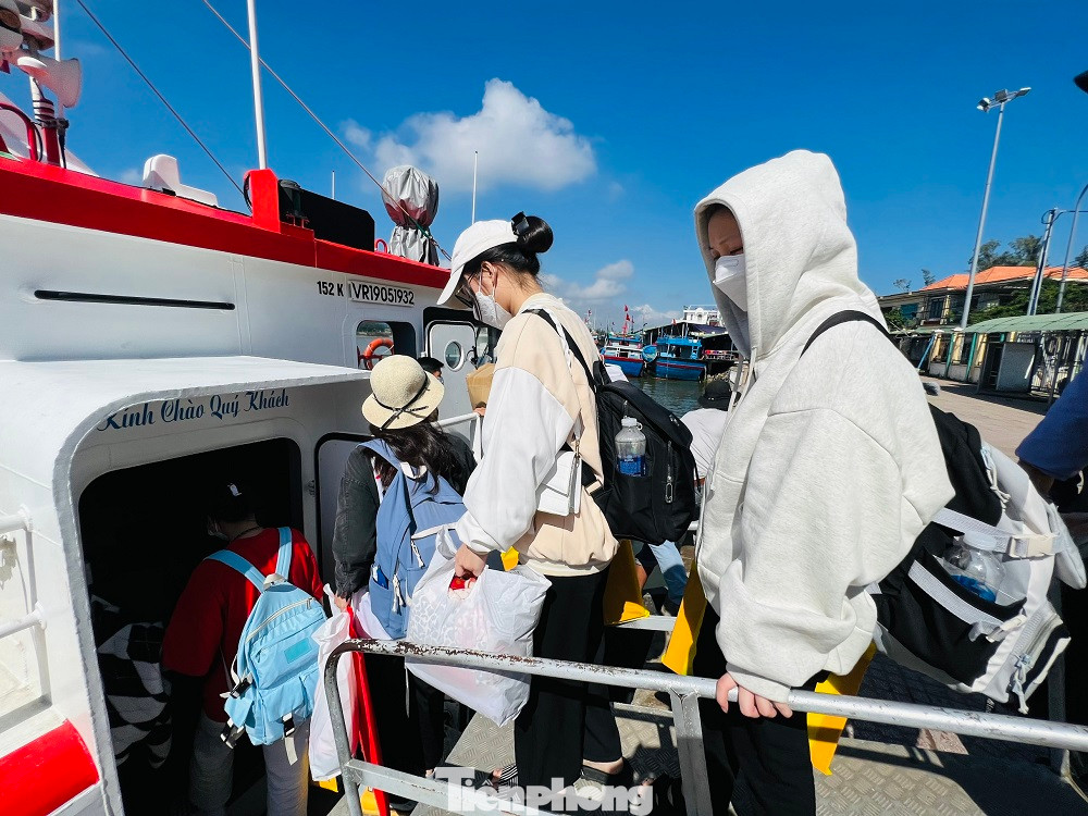 Đảo Lý Sơn cách đất liền khoảng 15 hải lý. Cách duy nhất để ra đảo Lý Sơn là đi tàu siêu tốc từ cảng Sa Kỳ (xã Bình Châu, tỉnh Quảng Ngãi). Đảo Lý Sơn thường xuyên bị cô lập, khi thời tiết diễn biến xấu, tàu thuyền không thể hoạt động.