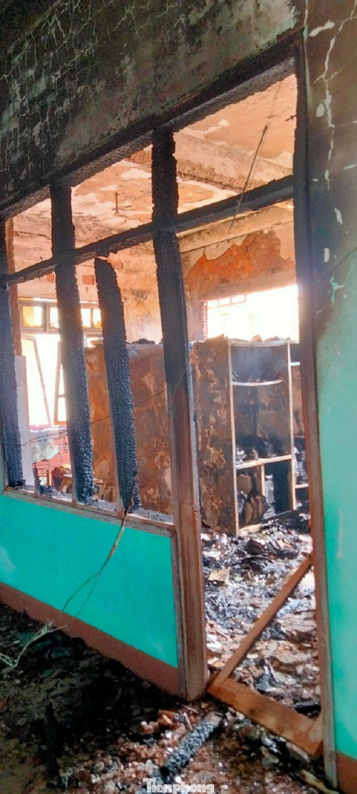 Nhiều hồ sơ, giấy tờ quan trọng, máy tính, máy in... tại 2 phòng bị thiêu rụi hoàn toàn.