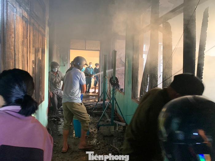 Cháy phòng lưu trữ hồ sơ và phòng hiệu phó tại Trường THCS Phổ Thạnh.