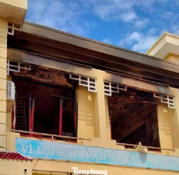 Cháy phòng lưu trữ hồ sơ và phòng hiệu phó tại Trường THCS Phổ Thạnh.