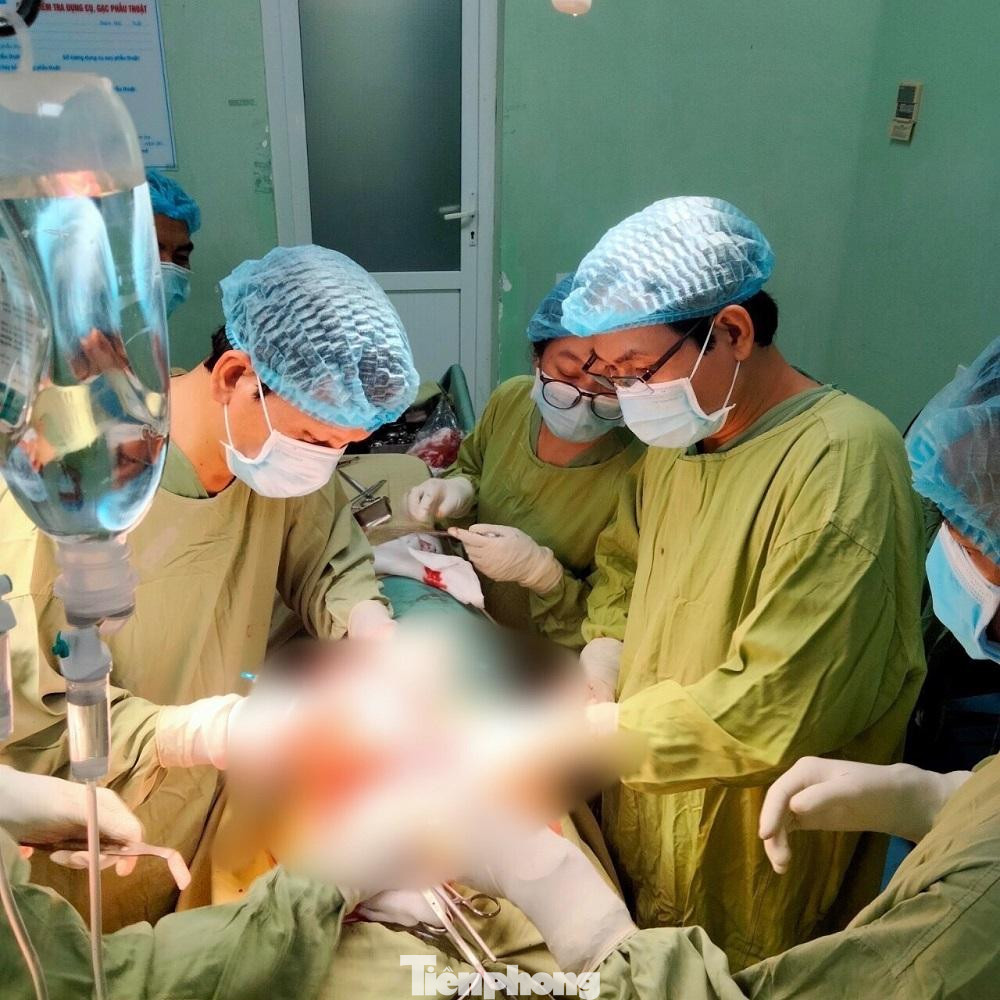 Các y bác sĩ Bệnh viện Đa khoa tỉnh Quảng Ngãi tiến hành mổ lấy khúc keo ra khỏi người bệnh nhân. Ảnh: (BVĐK)