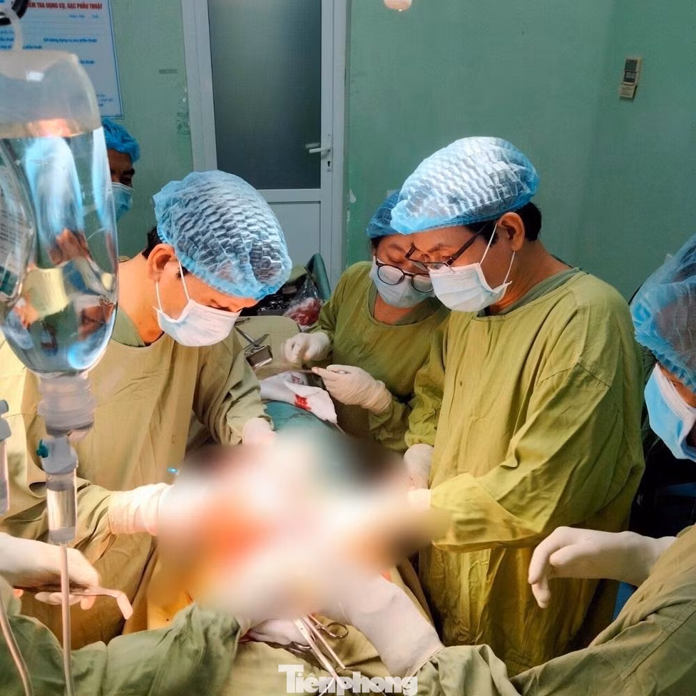 Các y bác sĩ Bệnh viện Đa khoa tỉnh Quảng Ngãi tiến hành mổ lấy khúc keo ra khỏi người bệnh nhân. Ảnh: (BVĐK)