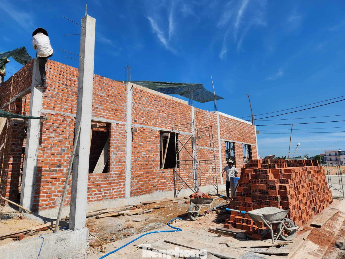 Các hộ dân ở huyện Nghĩa Hành xây dựng nhà trên khu TĐC Đồng Bà Thơi.