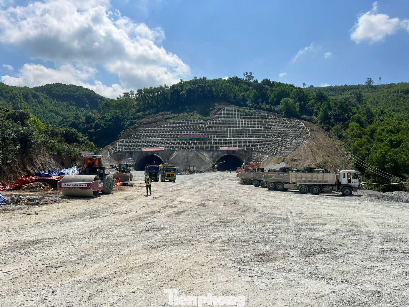 Một góc hầm xuyên núi thuộc địa phận thị xã Đức Phổ.