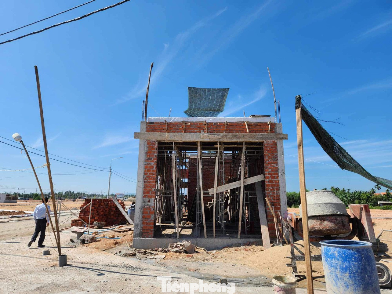 Các hộ dân ở huyện Nghĩa Hành xây dựng nhà trên khu TĐC Đồng Bà Thơi.