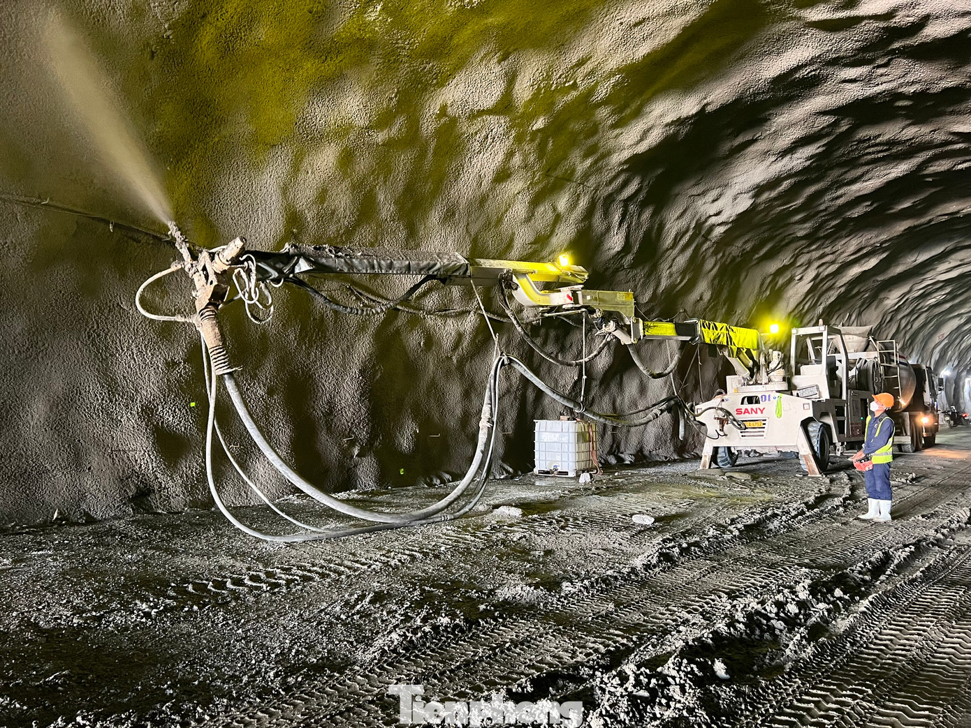 Đến nay, có 2 trong số 3 hầm xuyên núi trên tuyến cao tốc Quảng Ngãi - Hoài Nhơn đã được đào thông.