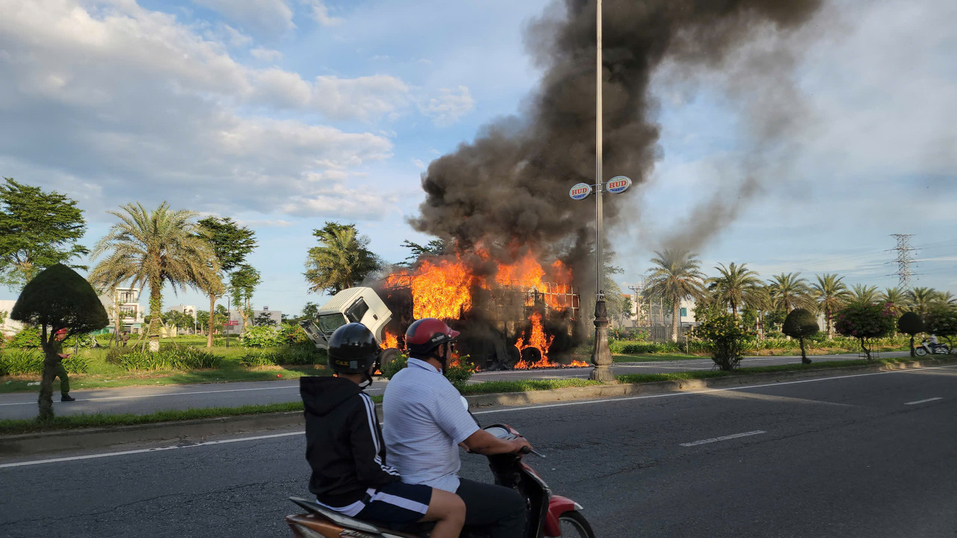 Ngọn lửa bốc cháy dữ dội. Ngọn lửa bốc cháy dữ dội.
