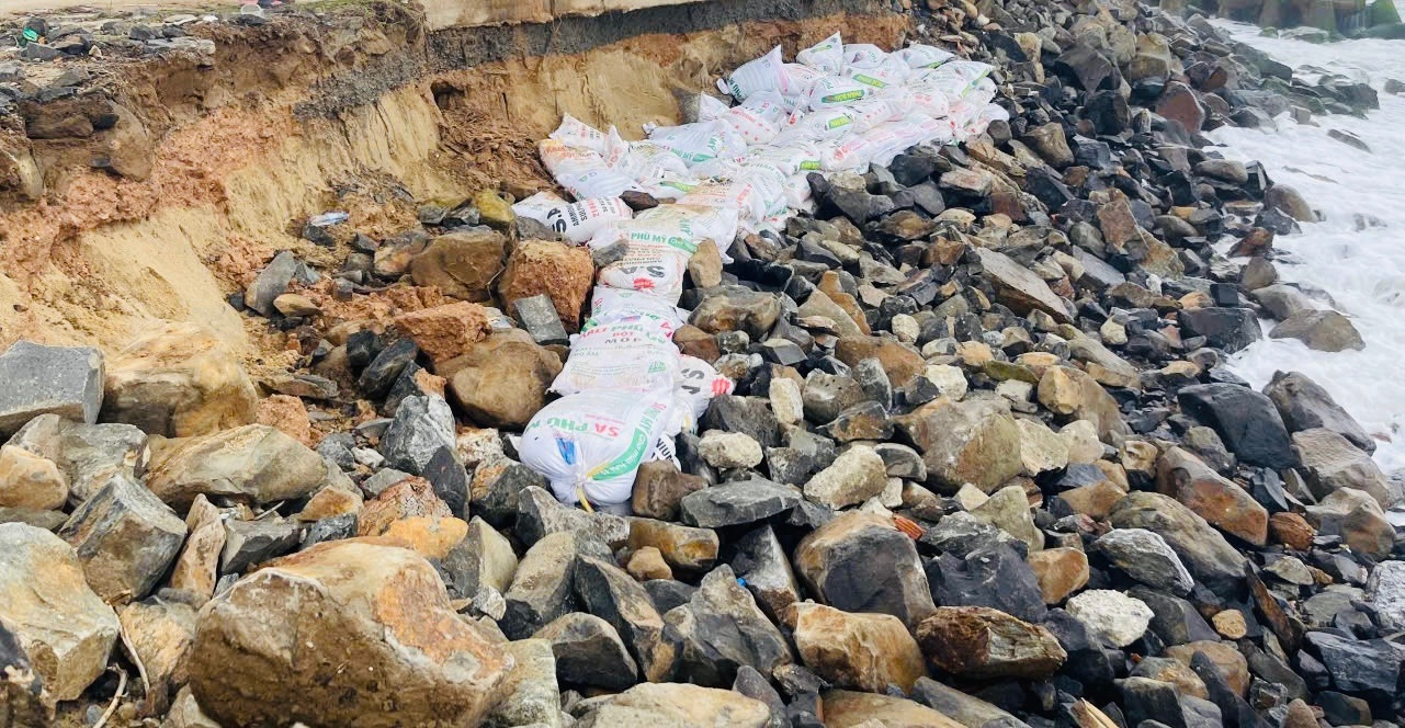 Một đoạn bờ kè chống sạt lở bờ biển ở xã An Phú (thành phố Quảng Ngãi) đã bị sóng lớn gây sạt lở. Một đoạn bờ kè chống sạt lở bờ biển ở xã An Phú (thành phố Quảng Ngãi) đã bị sóng lớn gây sạt lở.