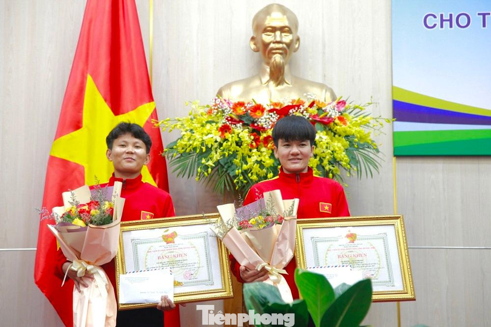 Cầu thủ Nguyễn Thị Bích Thùy và Trần Thị Thu.