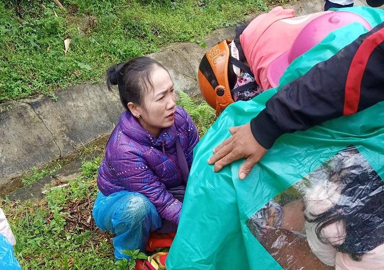 Chị Nguyễn Thị Yến Ly hỗ trợ sản phụ hạ sinh ngay bên bìa rừng. Chị Nguyễn Thị Yến Ly hỗ trợ sản phụ hạ sinh ngay bên bìa rừng.