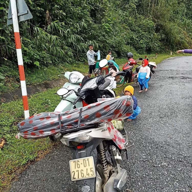Tại khu vực sản phụ sinh con là tuyến đường núi thường xuyên xảy ra sạt lở vào mỗi mùa mưa bão và có rất ít người qua lại. Tại khu vực sản phụ sinh con là tuyến đường núi thường xuyên xảy ra sạt lở vào mỗi mùa mưa bão và có rất ít người qua lại.