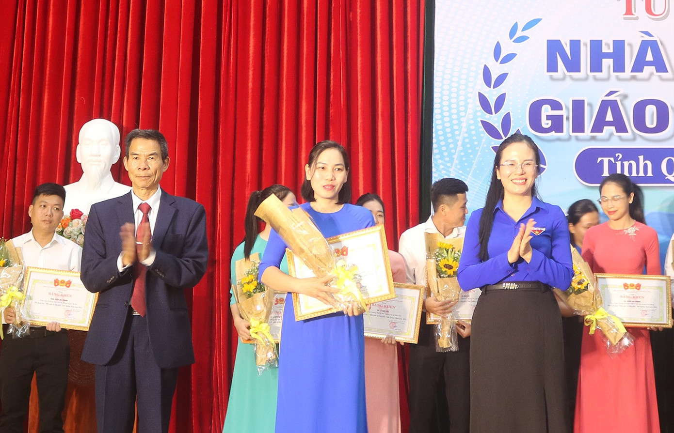 Chị Hồ Thị Thu Thanh - Phó Bí thư Tỉnh Đoàn Quảng Ngãi trao bằng khen của Tỉnh Đoàn và tặng hoa chúc mừng các nhà giáo trẻ tiêu biểu. Chị Hồ Thị Thu Thanh - Phó Bí thư Tỉnh Đoàn Quảng Ngãi trao bằng khen của Tỉnh Đoàn và tặng hoa chúc mừng các nhà giáo trẻ tiêu biểu.