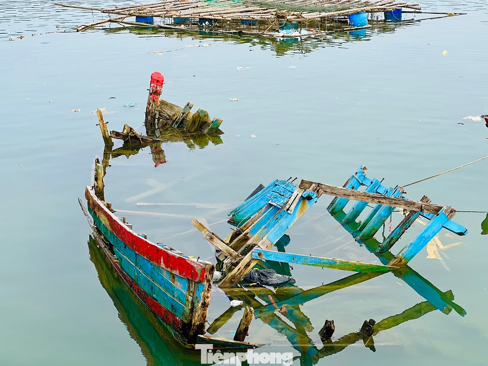 Ghi nhận của PV, dọc theo khu vực từ cầu Thạnh Đức 2 xuống cảng cá Sa Huỳnh không khó để bắt gặp hàng chục xác tàu vỡ toác, mục nát, chỉ còn trơ lại bộ khung gỗ trôi nổi trên mặt nước. Nguyên nhân chính là do các chủ tàu làm ăn thua lỗ, bị nạn trên biển hoặc không đủ tiền tu sửa nên buộc phải bỏ nghề. (Ảnh: Nguyễn Ngọc)