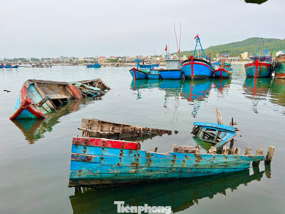 “Tình trạng ô nhiễm khiến số lượng hải sản ở đây cũng giảm dần, đồng thời tạo môi trường thuận lợi cho ruồi muỗi sinh trưởng, dễ lây lan bệnh tật. Rác thải do người dân địa phương xả ra mặt nước. Do lâu ngày nên rác thải tràn ngập, bốc mùi hôi thối nồng nặc”, bà Thoa bức xúc nói. (Ảnh: Nguyễn Ngọc)