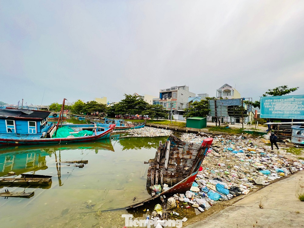 Ghi nhận của PV, dọc theo khu vực từ cầu Thạnh Đức 2 xuống cảng cá Sa Huỳnh không khó để bắt gặp hàng chục xác tàu vỡ toác, mục nát, chỉ còn trơ lại bộ khung gỗ trôi nổi trên mặt nước. Nguyên nhân chính là do các chủ tàu làm ăn thua lỗ, bị nạn trên biển hoặc không đủ tiền tu sửa nên buộc phải bỏ nghề. (Ảnh: Nguyễn Ngọc)