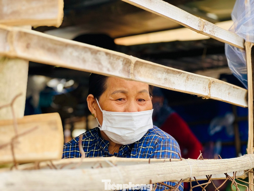 Bà Ngô Thị Thoa (trú phường Phổ Thạnh, thị xã Đức Phổ) cho biết, ngoài những xác tàu, thì tình trạng xả rác của người dân nơi đây cũng là một vấn nạn nhức nhối. (Ảnh: Nguyễn Ngọc)