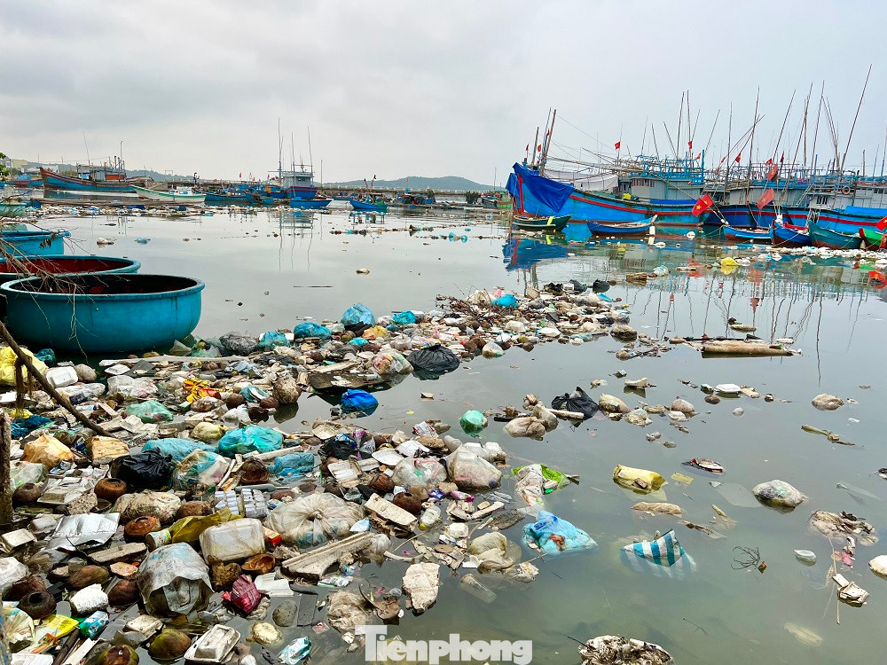 Xác của những con tàu, rác thải và cả nước thải từ cảng cá, nước thải sinh hoạt của người dân chưa qua xử lý, đã tạo nên những vùng nước đen ngòm, bốc mùi hôi thối nồng nặc, gây bức xúc cho người dân tại cảng cá (Ảnh: Nguyễn Ngọc)