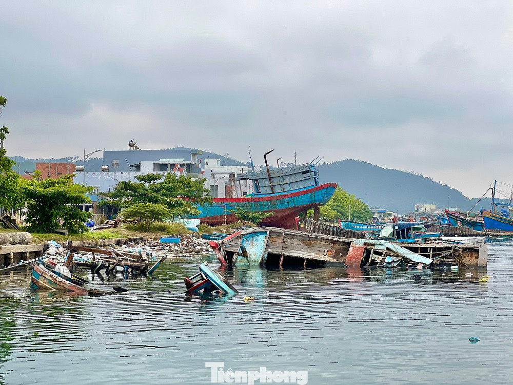 “Đặc biệt, mỗi khi trời có gió mạnh, mùi hôi thối bay vào nhà khiến nhiều người dân rất bức xúc. Người dân mong muốn các ngành chức năng sớm ra quân thu dọn rác thải và trục vớt các xác tàu cá bỏ lại trên mặt nước cảng Sa Huỳnh, để tạo cảnh quan, môi trường trong sạch ở khu vực này”, chị Chung nói thêm. (Ảnh: Nguyễn Ngọc)