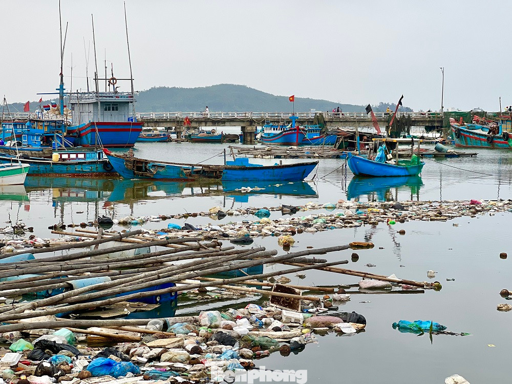 Cùng với xác tàu là tình trạng rác thải “bủa vây” khắp nơi tạo nên khung cảnh nhếch nhác quanh khu vực cảng cá, làm cản trở hoạt động ra vào cảng, cũng như neo đậu tàu thuyền của ngư dân. (Ảnh: Nguyễn Ngọc)