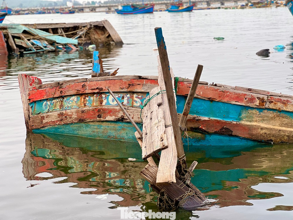 Theo ông Vương, một số ngư dân sau khi lấy máy đã bỏ lại xác tàu ở cảng. Thế nên chính quyền địa phương không tìm được chủ tàu. UBND thị xã đã chỉ đạo cho phường Phổ Thạnh phát đi thông báo trên toàn địa bàn yêu cầu chủ tàu trục vớt tài sản của mình. Nếu quá thời gian thông báo mà không có ai đến trục vớt, chính quyền địa phương sẽ đưa lực lượng tiến hành trục vớt những xác tàu này. (Ảnh: Nguyễn Ngọc)