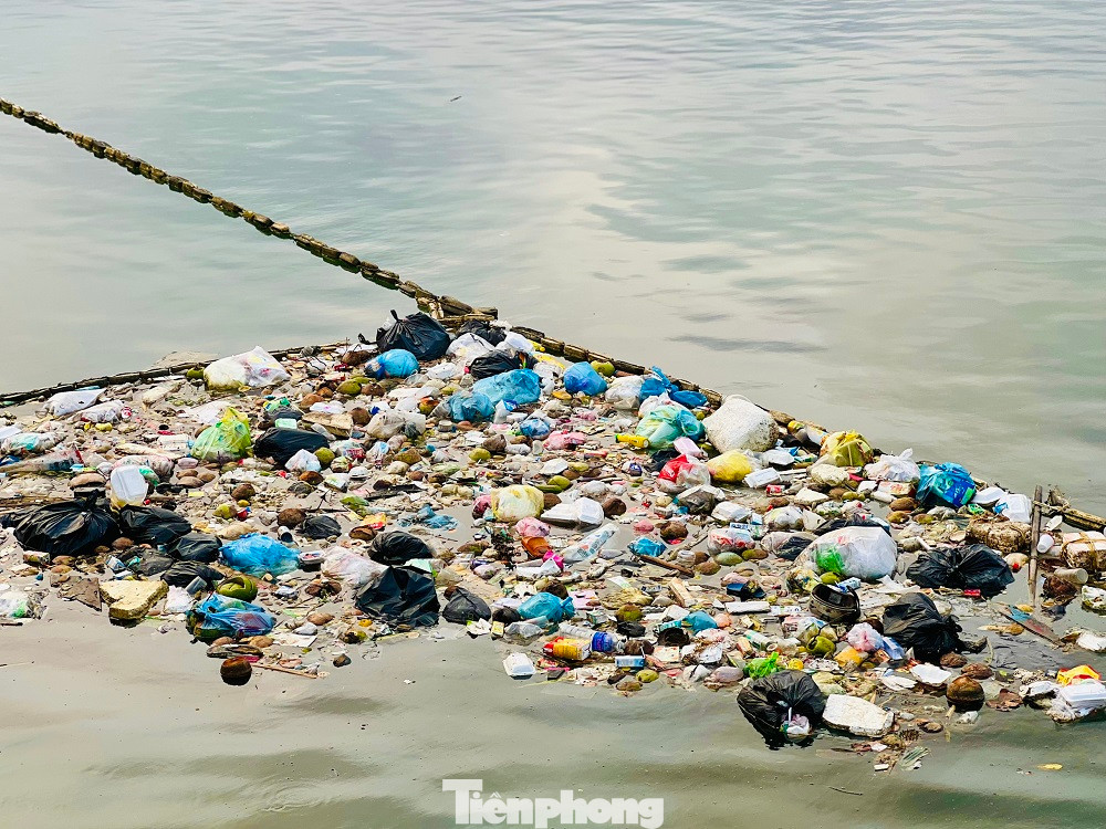 Theo một số người dân địa phương, tình trạng xác tàu hư hỏng, vô chủ, mục nát, cùng với rác thải lâu ngày đã gây ra mùi hôi thối nồng nặc khiến khu vực này bị ô nhiễm nghiêm trọng. (Ảnh: Nguyễn Ngọc)