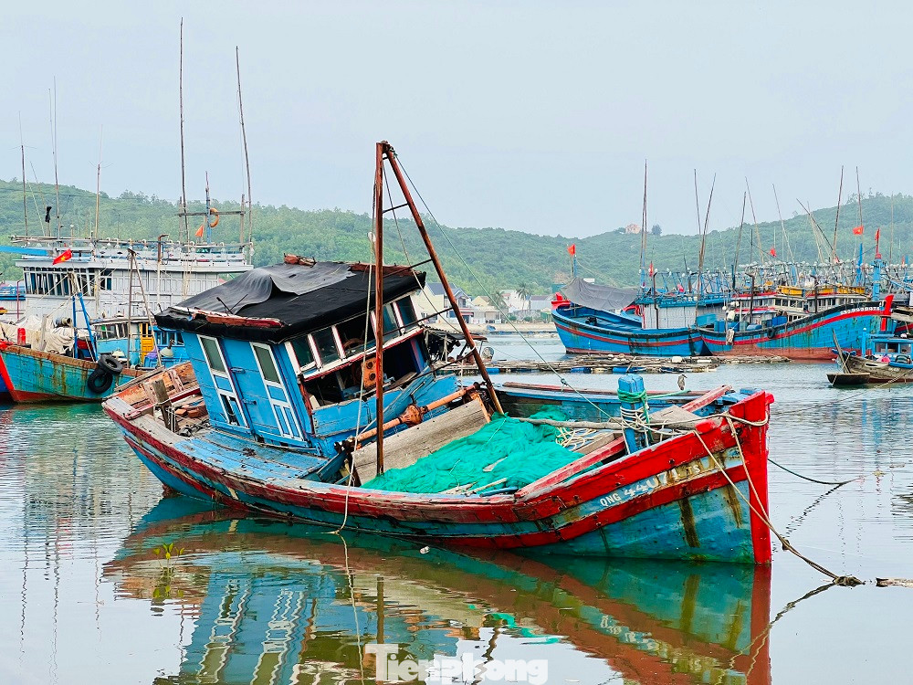 Cùng với xác tàu là tình trạng rác thải “bủa vây” khắp nơi tạo nên khung cảnh nhếch nhác quanh khu vực cảng cá, làm cản trở hoạt động ra vào cảng, cũng như neo đậu tàu thuyền của ngư dân. (Ảnh: Nguyễn Ngọc)