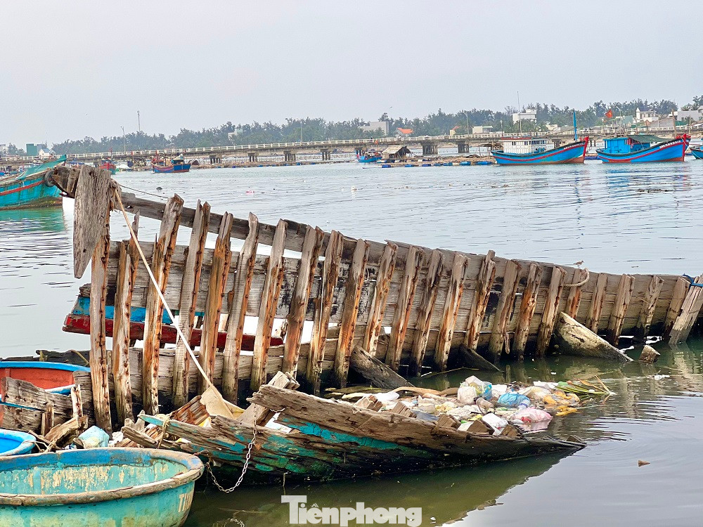 "Nghĩa địa tàu đắm" ở cảng Sa Huỳnh khi chưa được trục vớt. "Nghĩa địa tàu đắm" ở cảng Sa Huỳnh khi chưa được trục vớt.