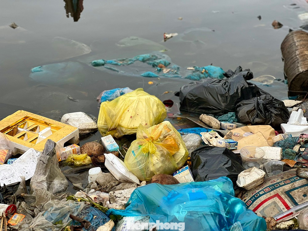 Ông Nguyễn Văn Lượng - Chủ tịch UBND phường Phổ Thạnh cho biết, chính quyền phường đã nhiều lần kiến nghị về tình trạng trên lên UBND thị xã Đức Phổ nhưng chưa được giải quyết dứt điểm. Có nhiều nguyên nhân khiến tình trạng ô nhiễm ở khu vực cảng cá, trong đó có việc cửa biển bị bồi lấp, tàu thuyền ra vào khó khăn và nhà máy xử lý rác thải ngừng hoạt động. (Ảnh: Nguyễn Ngọc)