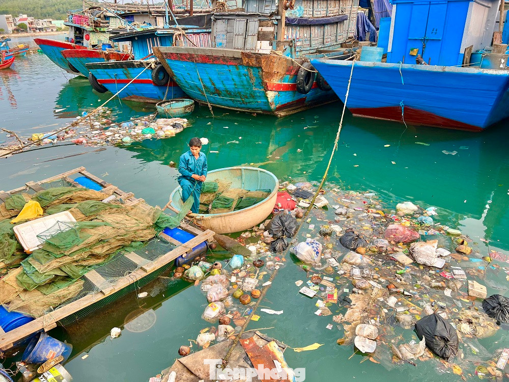 Theo một số người dân địa phương, tình trạng xác tàu hư hỏng, vô chủ, mục nát, cùng với rác thải lâu ngày đã gây ra mùi hôi thối nồng nặc khiến khu vực này bị ô nhiễm nghiêm trọng. (Ảnh: Nguyễn Ngọc)