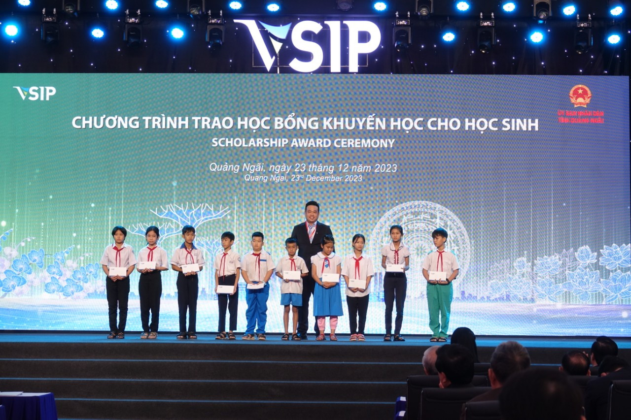 VSIP Quảng Ngãi trao 50 suất học bổng cho học sinh nghèo vượt khó.
