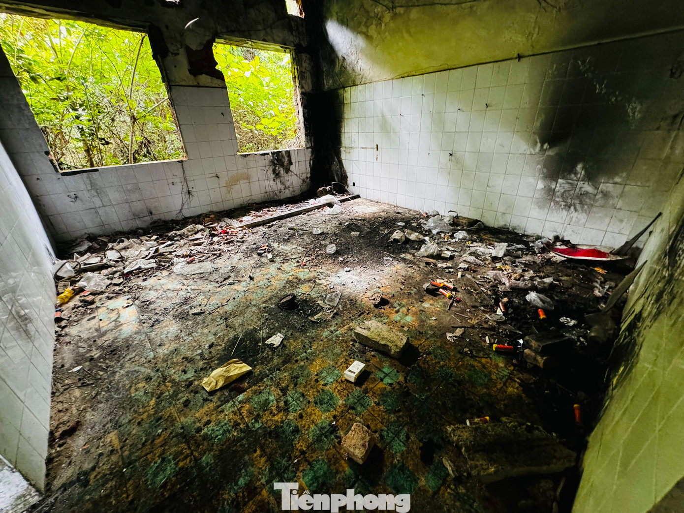 Những căn nhà hoang ở núi Thiên Bút trở thành nơi tụ tập, tiêm chích ma túy của các con nghiện. Những căn nhà hoang ở núi Thiên Bút trở thành nơi tụ tập, tiêm chích ma túy của các con nghiện.