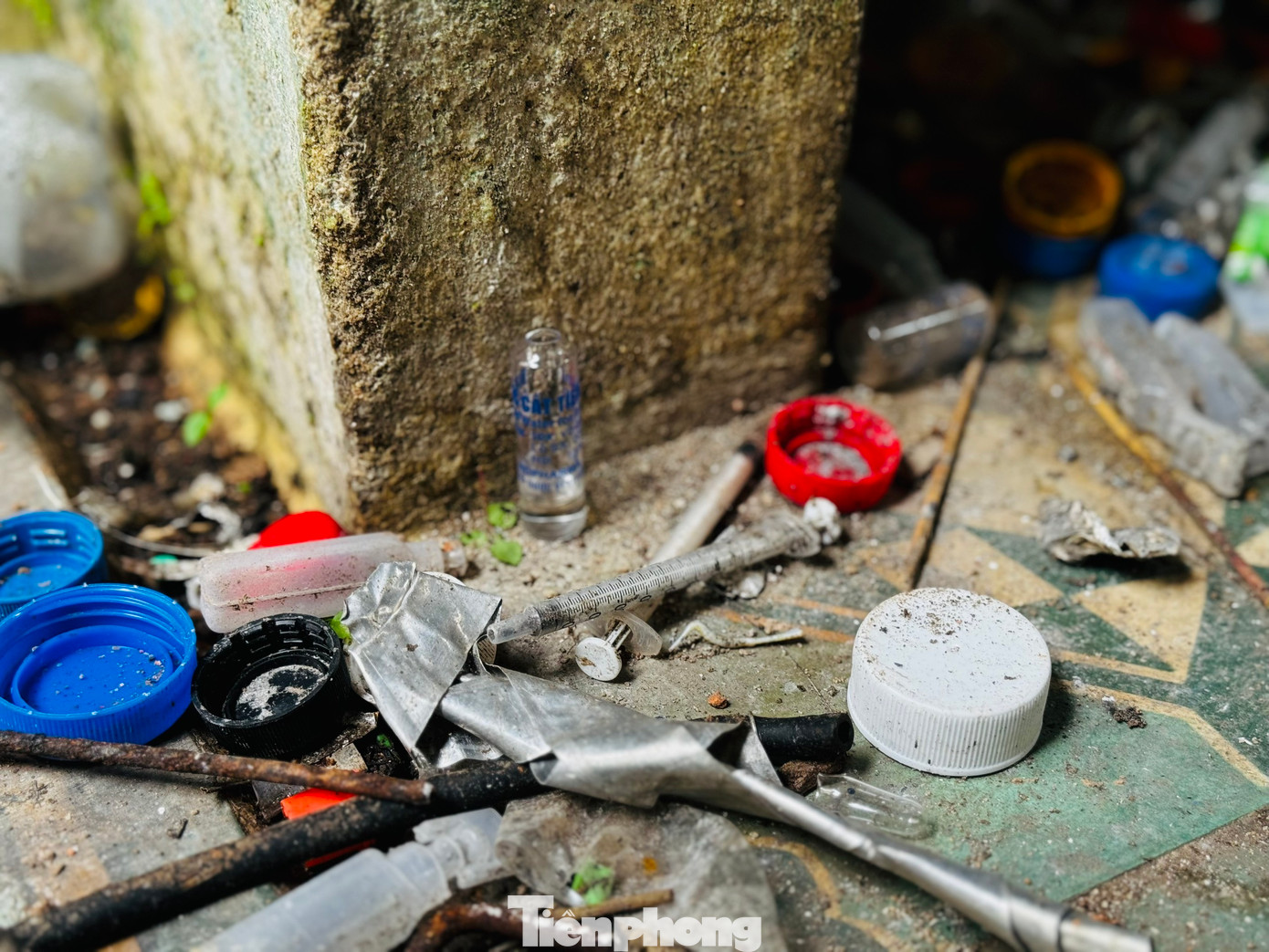 Kim tiêm vương vãi khắp nơi trong các căn nhà hoang. Kim tiêm vương vãi khắp nơi trong các căn nhà hoang.