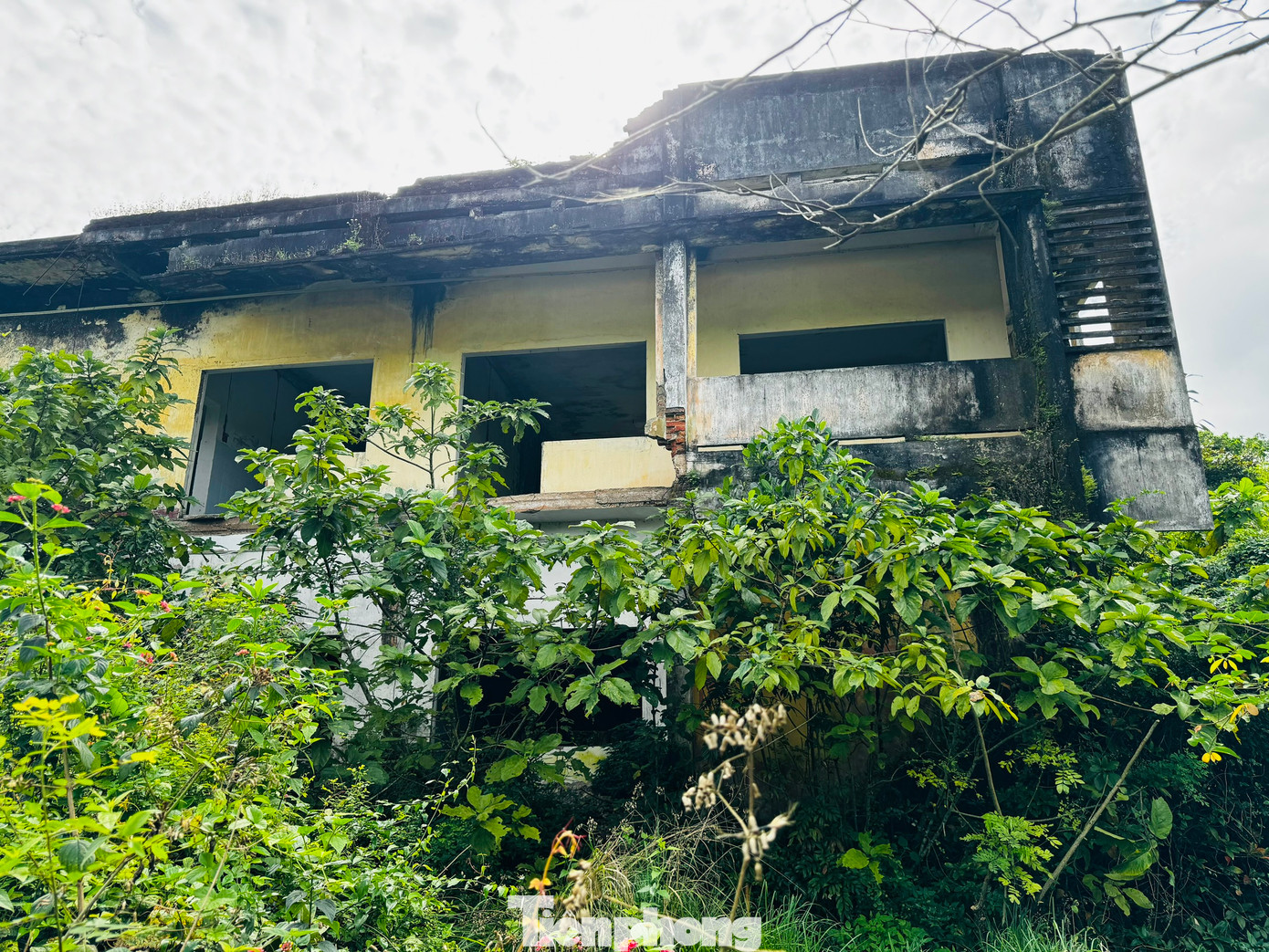 Những căn nhà hoang ở núi Thiên Bút trở thành nơi tụ tập, tiêm chích ma túy của các con nghiện. Những căn nhà hoang ở núi Thiên Bút trở thành nơi tụ tập, tiêm chích ma túy của các con nghiện.