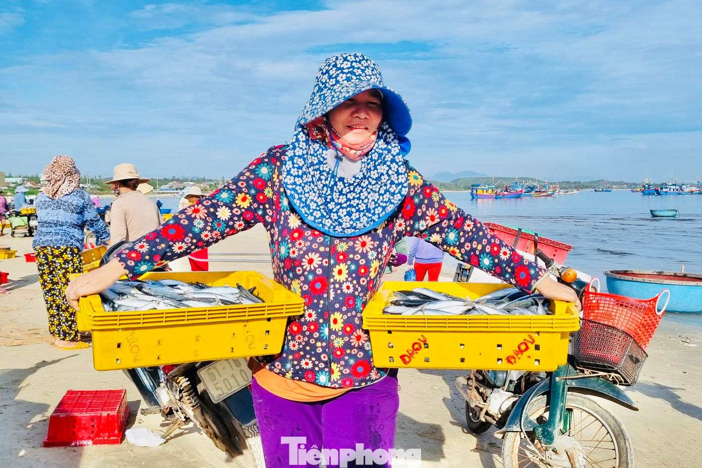 Bà Trần Thị Linh (TP Quảng Ngãi) cho biết, cá được ngư dân đánh bắt gần bờ nên rất tươi, giá cả lại rẻ. "Tôi phải đi 30km mới đến chợ, tuy có xa nhưng đến đây mua về bán mới có lời. Hôm nay tôi mua được 40kg cá, số cá này sẽ đưa về bán lẻ tại TP Quảng Ngãi" (Ảnh: Nguyễn Ngọc)