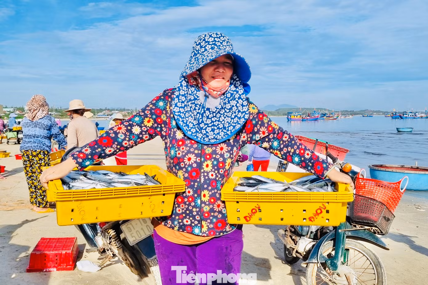 Bà Trần Thị Linh (TP Quảng Ngãi) cho biết, cá được ngư dân đánh bắt gần bờ nên rất tươi, giá cả lại rẻ. "Tôi phải đi 30km mới đến chợ, tuy có xa nhưng đến đây mua về bán mới có lời. Hôm nay tôi mua được 40kg cá, số cá này sẽ đưa về bán lẻ tại TP Quảng Ngãi" (Ảnh: Nguyễn Ngọc)