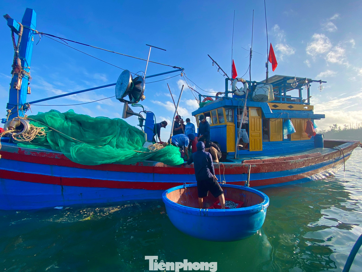 Khoảng 5h, đội tàu đánh bắt gần bờ cập bến bán cá. Những tàu này chủ yếu đánh bắt quanh khu vực đảo Lý Sơn. Tàu xuất bến từ hôm trước, đánh bắt xuyên đêm đến hôm sau quay về bờ bán hải sản. (Ảnh: Nguyễn Ngọc)