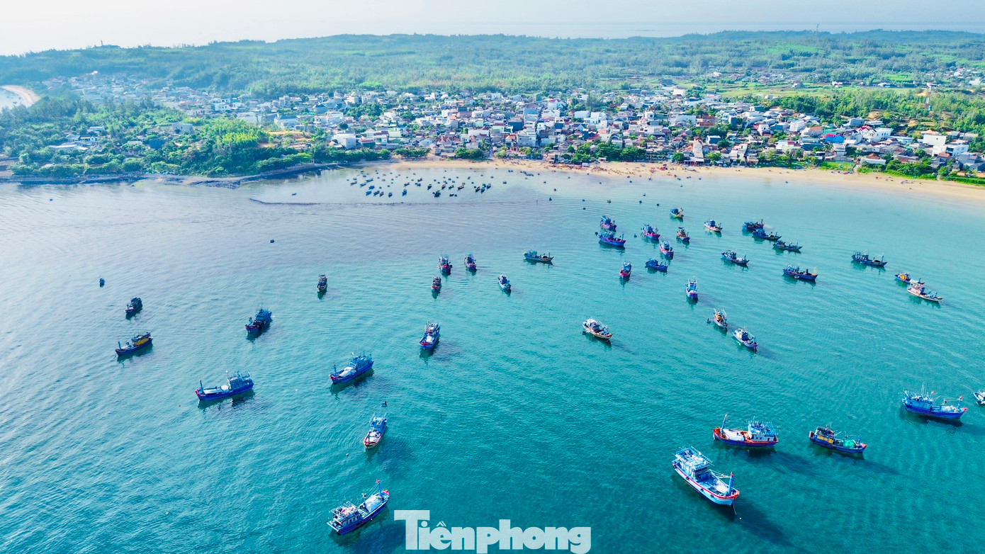 Chợ cá ở thôn Châu Thuận Biển (xã Bình Châu) cách TP Quảng Ngãi khoảng hơn 30km về hướng đông bắc. Trải qua bao đời, người dân ở nơi đây chủ yếu mưu sinh bằng nghề khai thác hải sản. (Ảnh: Nguyễn Ngọc)