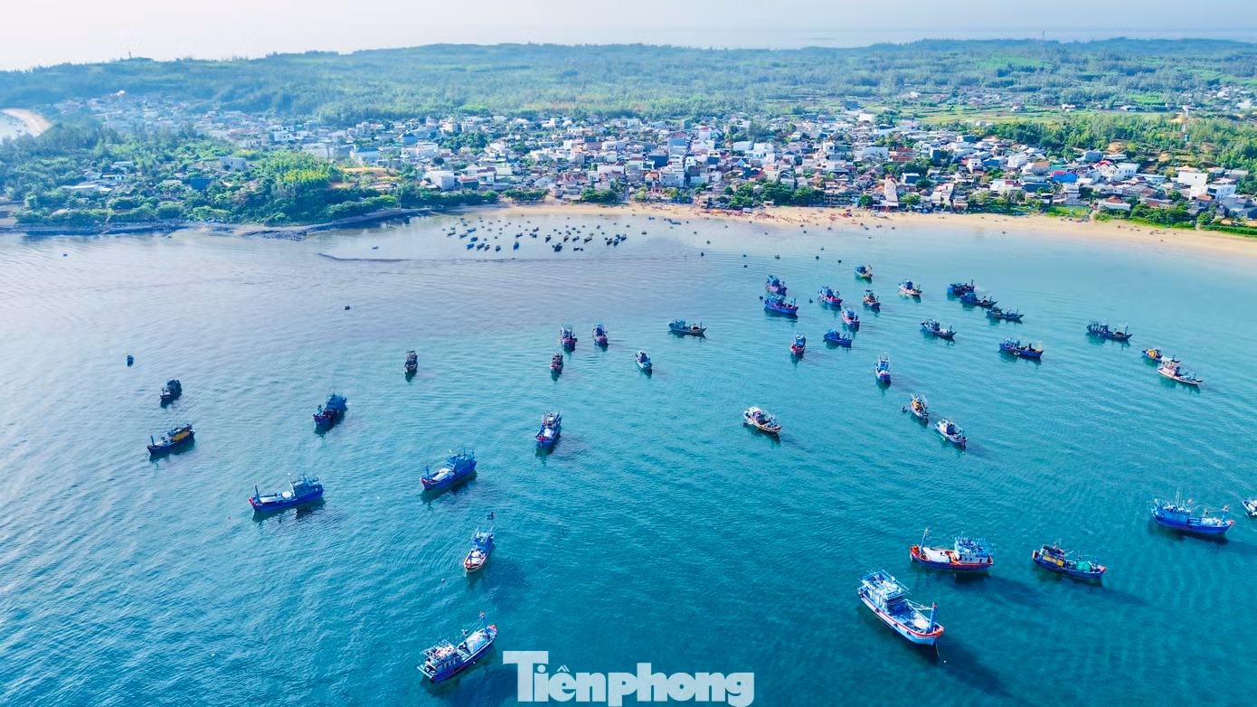 Chợ cá ở thôn Châu Thuận Biển (xã Bình Châu) cách TP Quảng Ngãi khoảng hơn 30km về hướng đông bắc. Trải qua bao đời, người dân ở nơi đây chủ yếu mưu sinh bằng nghề khai thác hải sản. (Ảnh: Nguyễn Ngọc)