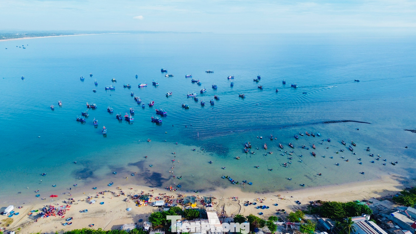 Chợ cá ở thôn Châu Thuận Biển (xã Bình Châu) cách TP Quảng Ngãi khoảng hơn 30km về hướng đông bắc. Trải qua bao đời, người dân ở nơi đây chủ yếu mưu sinh bằng nghề khai thác hải sản. (Ảnh: Nguyễn Ngọc)