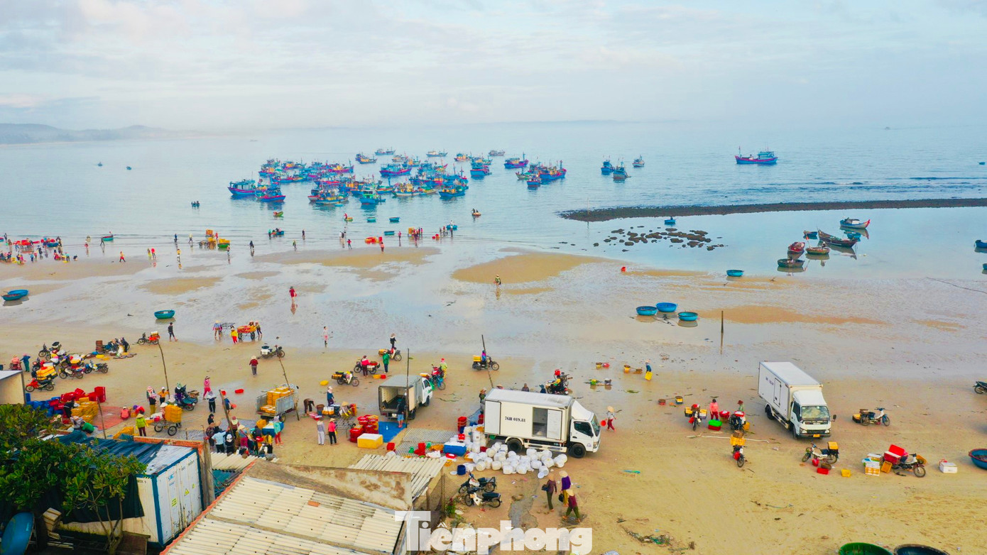 “Ngư dân đánh bắt gần bờ có thể kiếm được 400-500 ngàn đồng mỗi ngày. Ngoài ra, còn tạo được nhiều việc làm cho người dân địa phương kiếm thêm thu nhập”, ông Hùng nói. (Ảnh: Nguyễn Ngọc)
