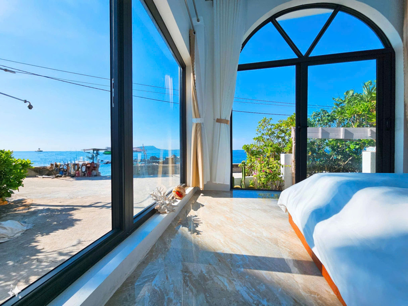 Ngày càng nhiều homstay trên đảo Bé được đầu tư, nâng cấp để đáp ứng nhu cầu khách du lịch. Ảnh: Đặng Văn Sâm