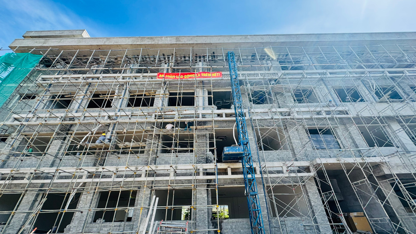 Lãnh đạo Ban Quản lý Dự án Đầu tư xây dựng các công trình dân dụng và công nghiệp (gọi tắt Ban Quản lý) tỉnh Quảng Ngãi cho biết, Ban Quản lý chịu trách nhiệm sửa chữa 15 phòng tại ký túc xá Trường THPT chuyên Lê Khiết và 45 phòng tại ký túc xá Trường Chính trị tỉnh.