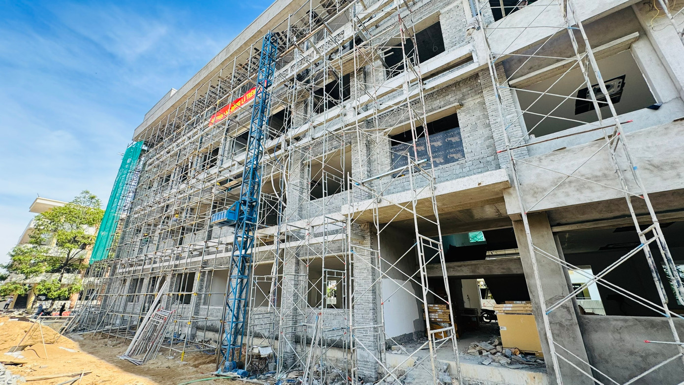 Lãnh đạo Ban Quản lý Dự án Đầu tư xây dựng các công trình dân dụng và công nghiệp (gọi tắt Ban Quản lý) tỉnh Quảng Ngãi cho biết, Ban Quản lý chịu trách nhiệm sửa chữa 15 phòng tại ký túc xá Trường THPT chuyên Lê Khiết và 45 phòng tại ký túc xá Trường Chính trị tỉnh.