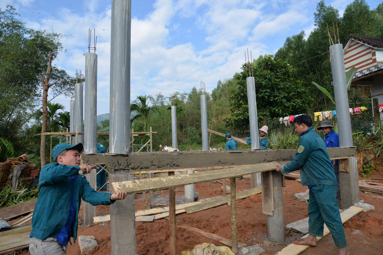 Lực lượng đoàn viên thanh niên, dân quân, công an... đã góp hàng chục nghìn ngày công. Lực lượng đoàn viên thanh niên, dân quân, công an... đã góp hàng chục nghìn ngày công.