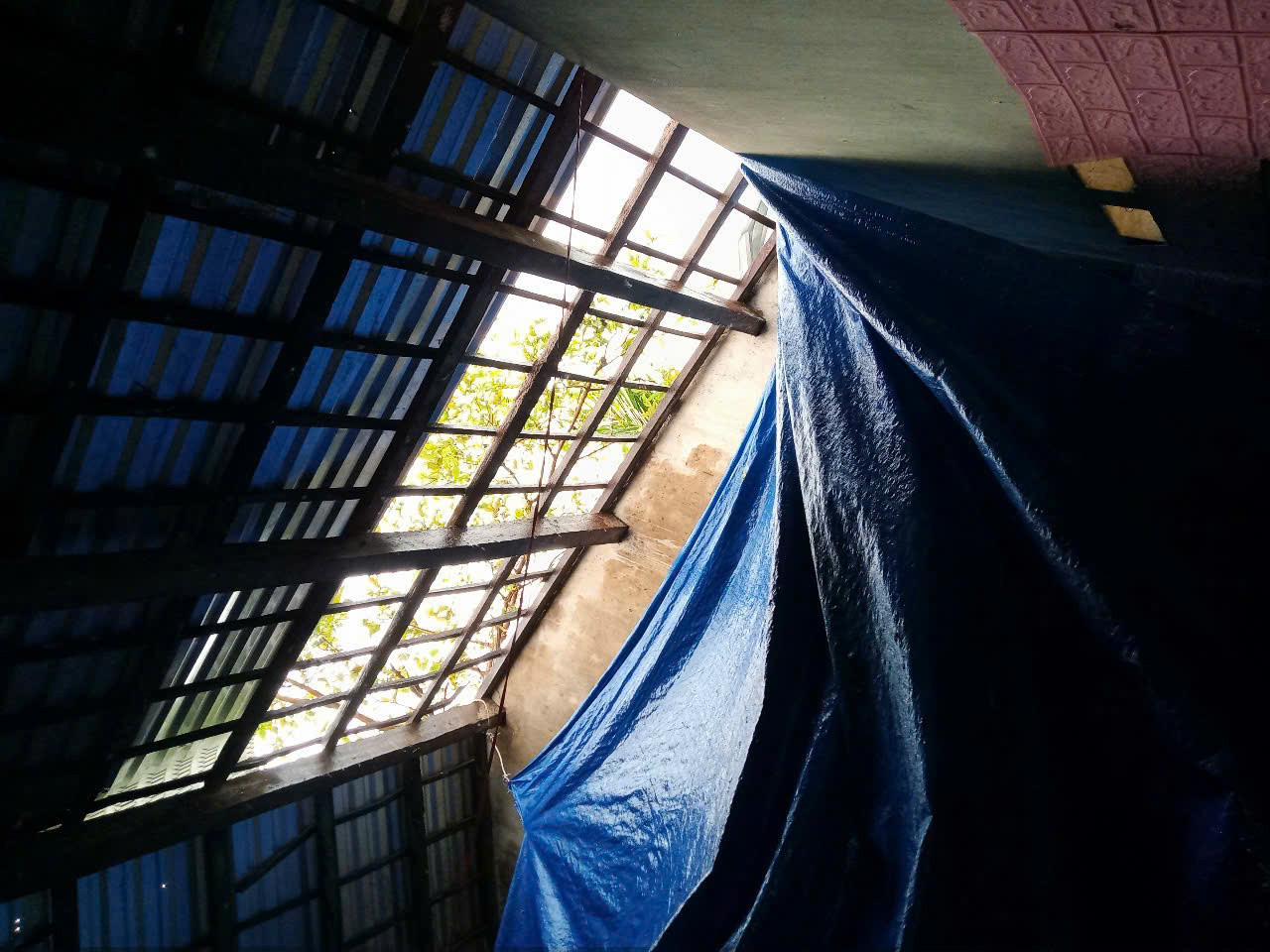 Nhiều nhà dân bị tốc mái sau trận giông lốc.